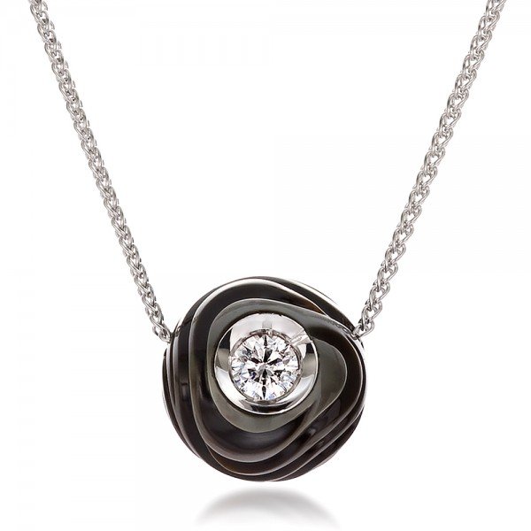 Tahiti's carved pearl necklace with diamond