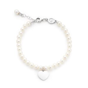 Pearl bracelet with heart shaped charm