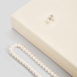 AA freshwater pearl set: nacklace and earrings.