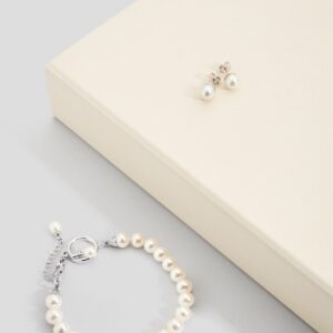 AA freshwater pearl set: bracelet and earrings.