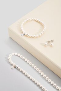Parure “infinity” collana, bracciale e orecchini con perle d’acqua dolce AAA
