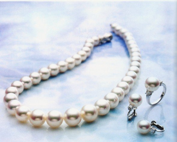 parure classica composta da collier, orecchini a lobo ed anello 