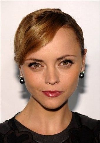Christina Ricci con un orecchini con perla di Tahiti nera e brillanti.