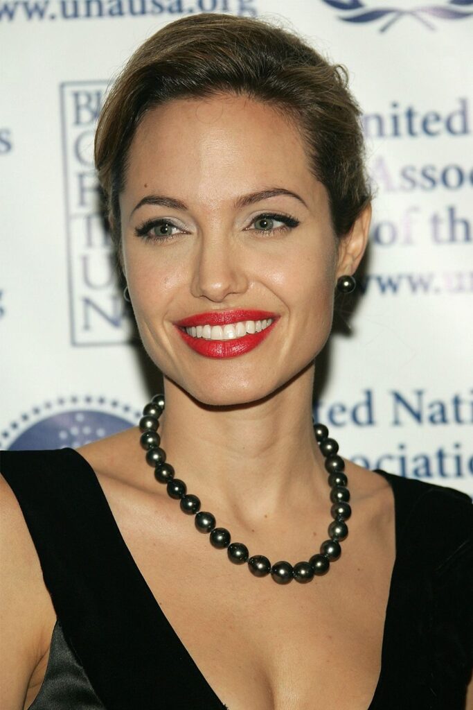 Angelina Jolie con girocollo in perle nere di Tahiti.
