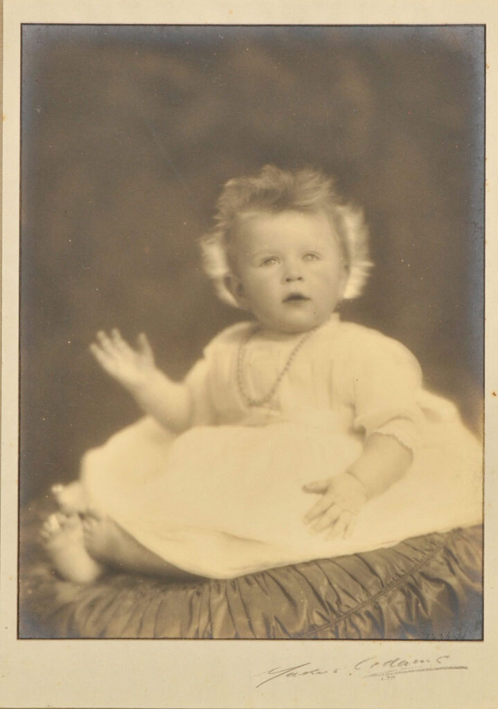 Elisabetta II indossa perle in una foto che la ritrae da neonata
