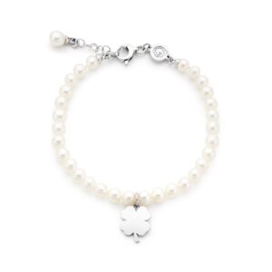 Bracciale con perle e charm quadrifoglio