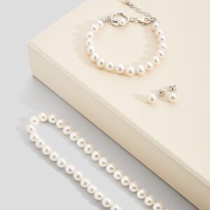 Parure con perle d'acqua dolce A; collana, bracciale e orecchini.