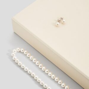 Parure con perle d'acqua dolce A; collana e orecchini.