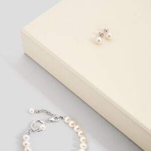 Parure con perle d'acqua dolce A; bracciale e orecchini.