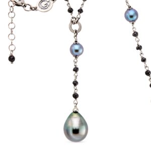 Rosario classico con perla Tahiti e spinelli