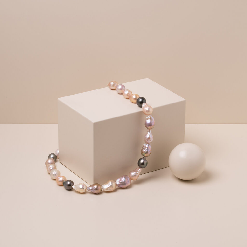 Collana con perle barocche: collana con ciondolo placcato oro