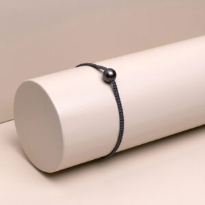 Bracciale unisex con perla di Tahiti da 9mm e dettagli in oro su cordino macramè - Genisi