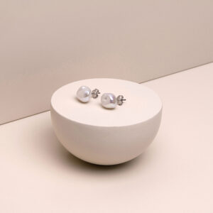 Riflessi di luna Orecchini a lobo con perla Keshi d'acqua dolce irregolare su perno in argento