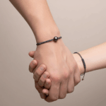 Bracciale unisex con perla di Tahiti da 9mm e dettagli in oro su cordino macramè - Genisi