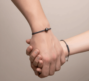 Bracciale unisex con perla di Tahiti da 9mm e dettagli in oro su cordino macramè - Genisi