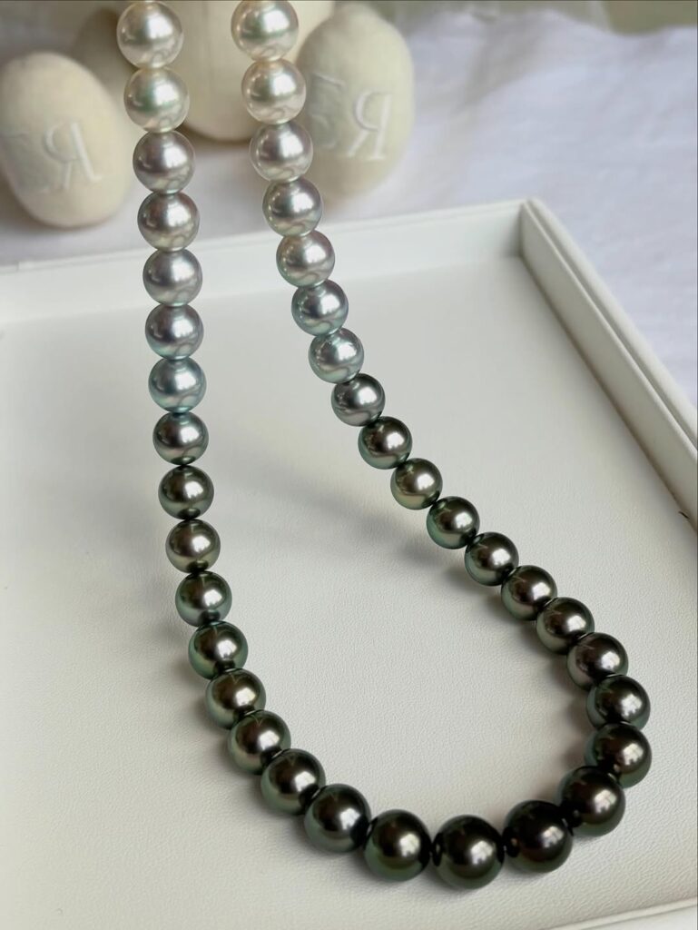 Collana di perle tahiti colore e dimensione gradiente