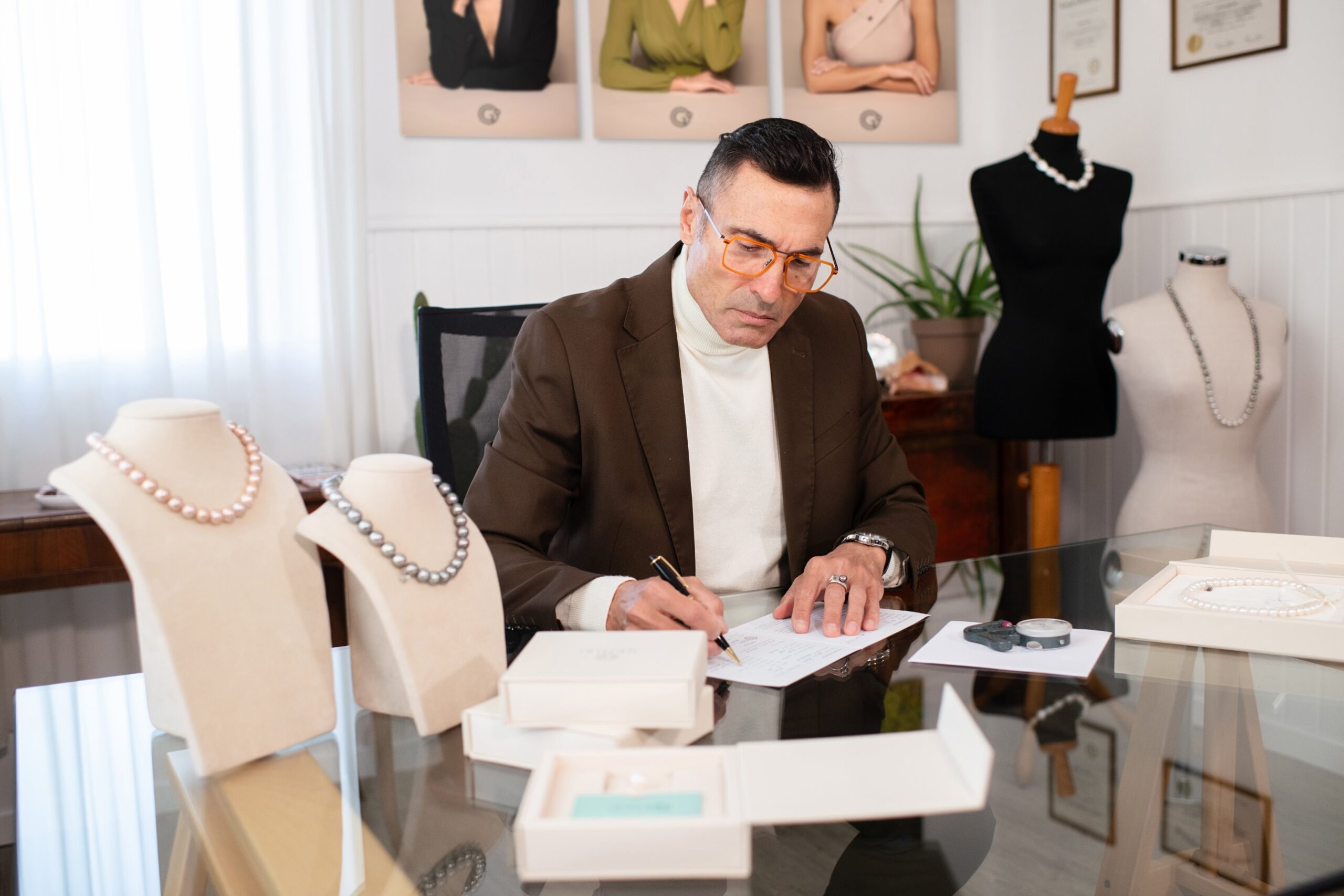Perle in autunno Adriano Genisi, gemmologo GIA, nel suo showroom di Vicenza