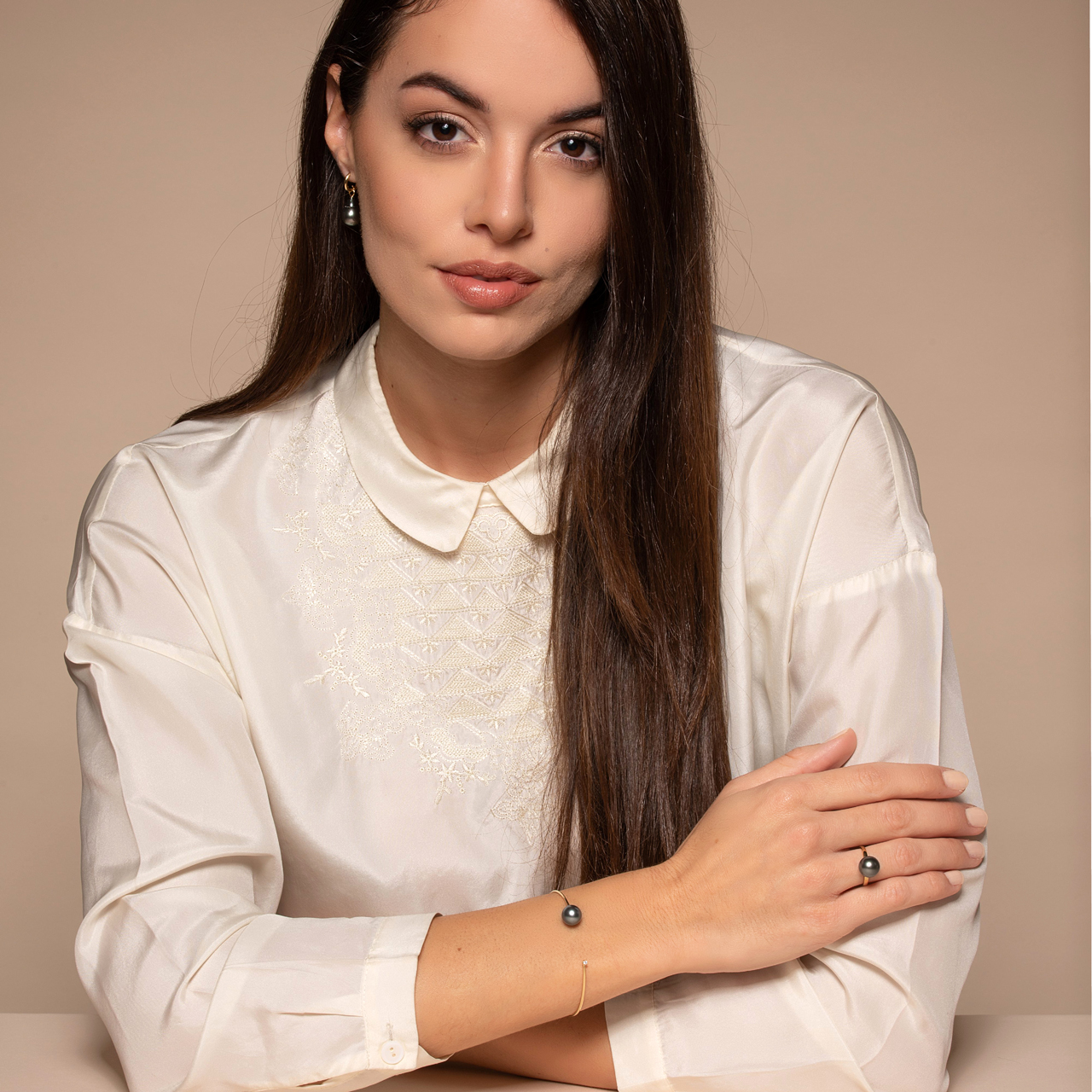 Perle in autunno Bracciale e anello con perla di Tahiti, un gioiello sobrio per il ritorno al lavoro