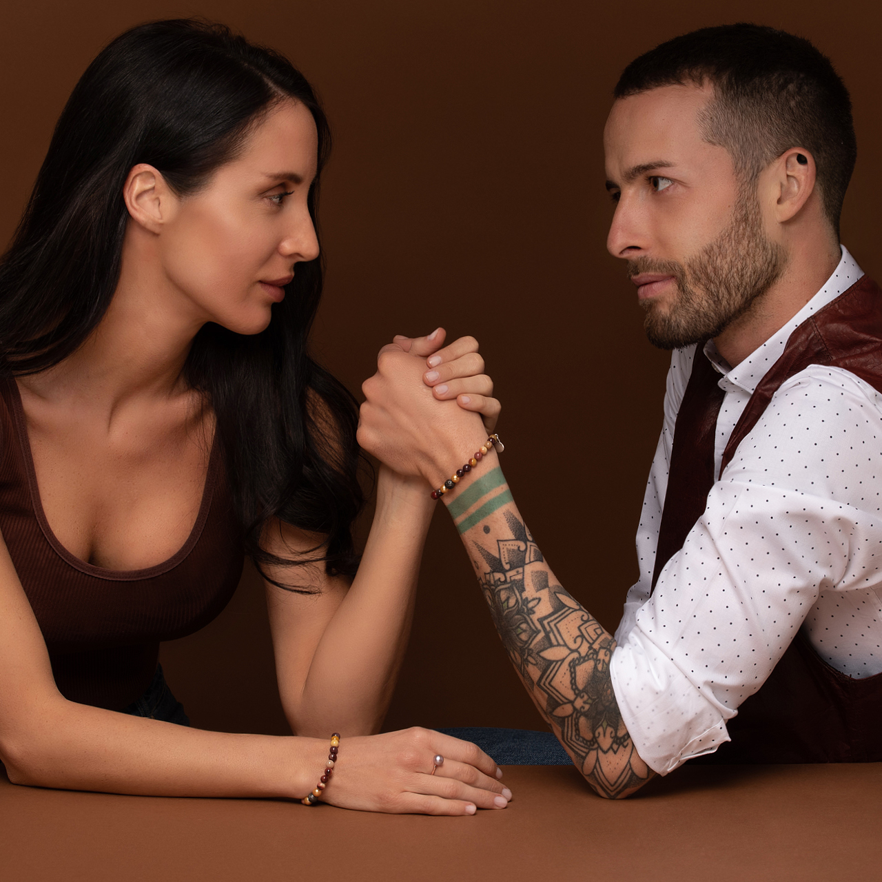 Perle in autunno Lui e lei con gli stessi bracciali di pietre e perle della linea Unisex
