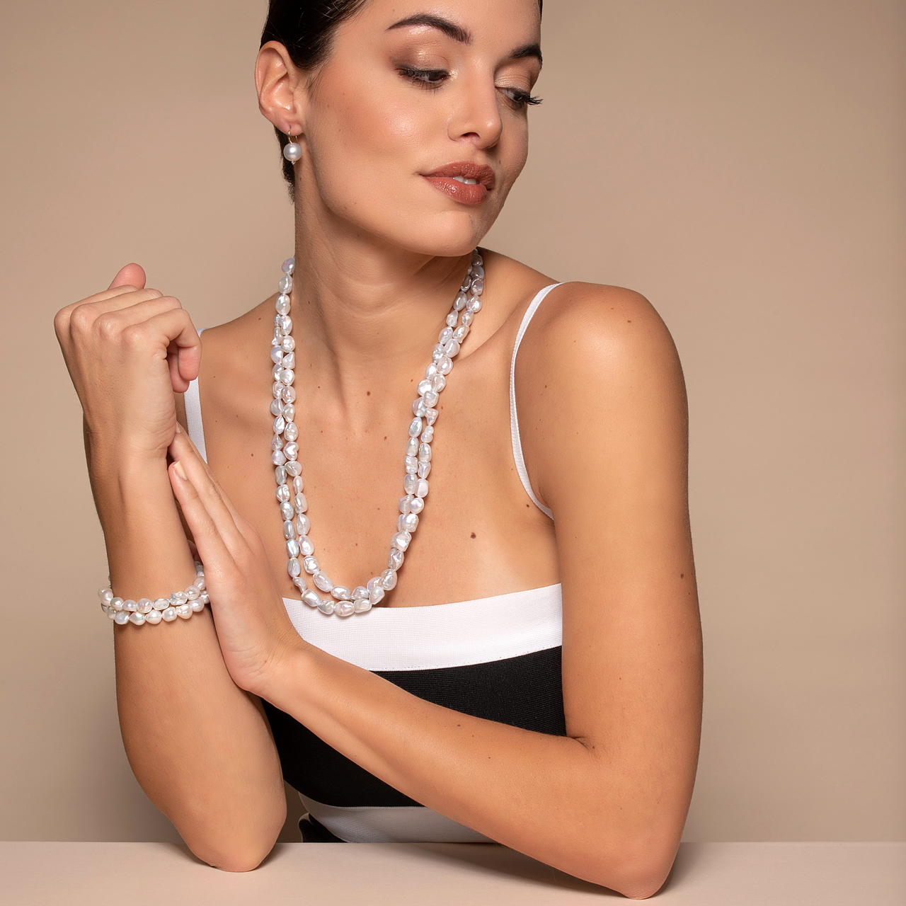 Perle in autunno Perle in autunno: collana lunga a doppio filo di perle barocche indossata sopra l'abito