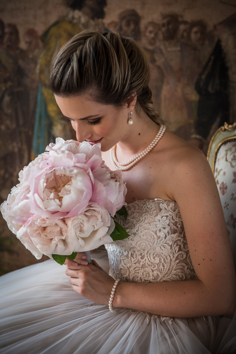 Perle in autunno Perle in autunno: sposa con collana e bracciale di perle e un bouquet di peonie