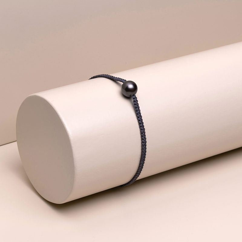 Bracciale unisex con perla di Tahiti da 9mm e dettagli in oro su cordino macramè - Genisi