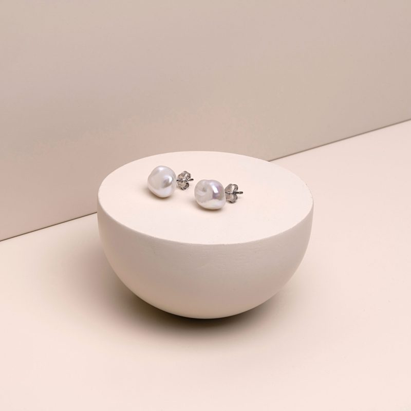 Riflessi di luna Orecchini a lobo con perla Keshi d'acqua dolce irregolare su perno in argento